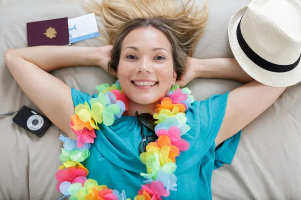 Turista Donna Sdraiata Sul Letto — Foto Stock