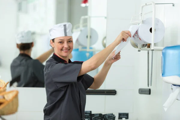 Portret Van Gelukkige Professionele Chef Die Papier Neemt — Stockfoto