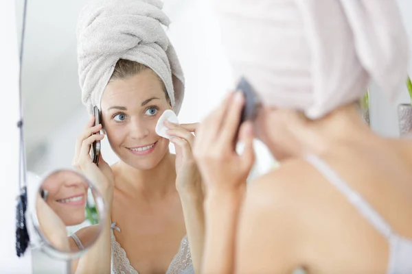 Woman Cotton Pad Front Mirror — Stock Photo, Image