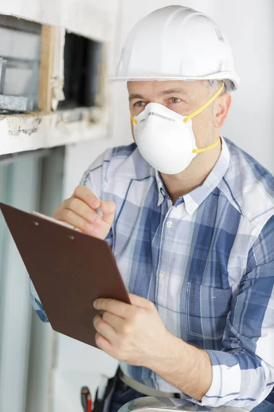 Male Worker Holding Clipbord Hand — Stock Photo, Image