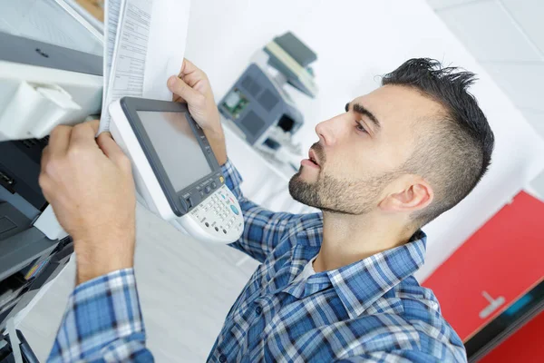 Een Printer Tijdens Reparatiehulp — Stockfoto