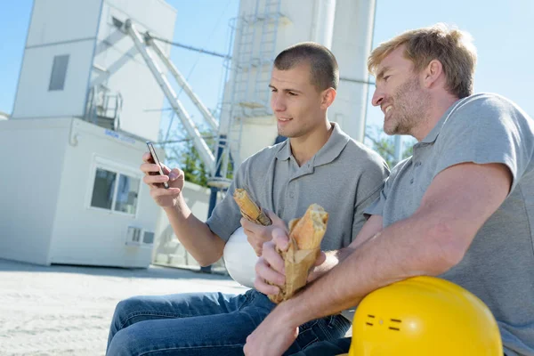 Vrolijke Werknemers Lunchen Buiten — Stockfoto