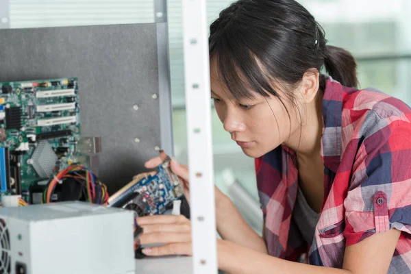 Vrouwelijke Ingenieur Die Met Circuits Werkt — Stockfoto