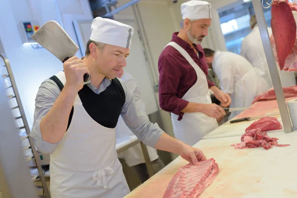 Metzger Schneiden Das Frische Fleisch Schinken Und Schweinefleisch Fabrik — Stockfoto