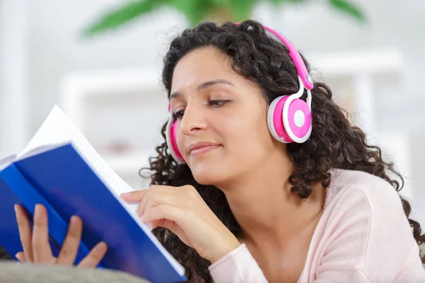 Glimlachende Vrouw Hoofdtelefoon Met Boek — Stockfoto