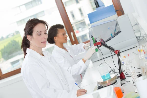 Duas Jovens Cientistas Fazer Experiências Laboratório — Fotografia de Stock