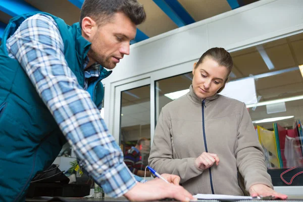 Manager Gesprek Met Werknemer Magazijn — Stockfoto