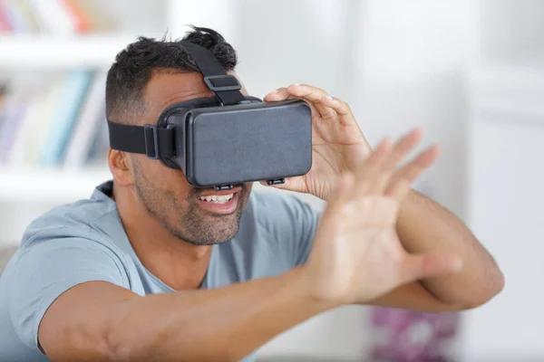 Bel Homme Dans Masque Réalité Virtuelle — Photo