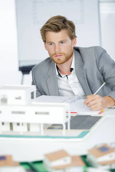 Architekt Der Büro Arbeitet Und Sich Die Maßstabsgetreue Reproduktion Des — Stockfoto