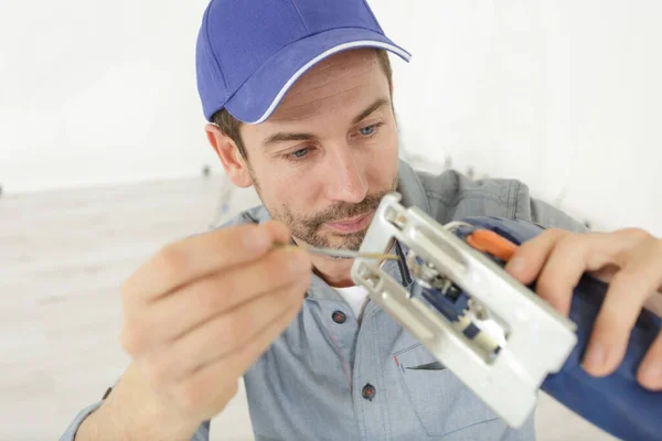 Timmerman Ter Vervanging Van Een Roterende Snijmes — Stockfoto