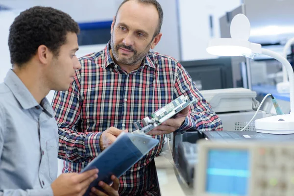 Two Employees Working Factory — Stock Photo, Image