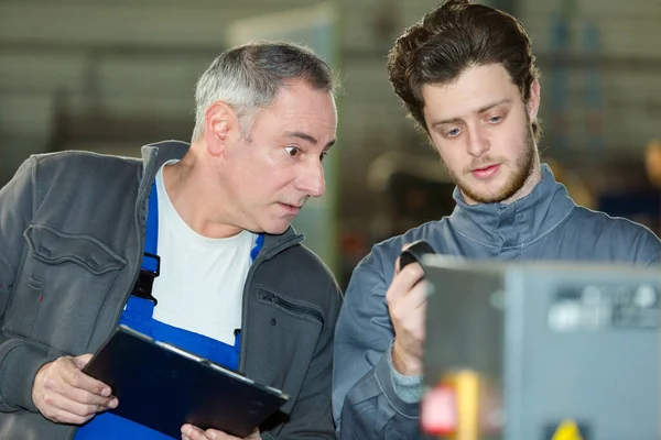 Jonge Hardware Assembler Wordt Begeleid — Stockfoto