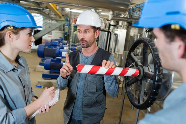 Voorman Waarschuwt Nieuwe Rekruten Voor Gevaar Fabriek — Stockfoto