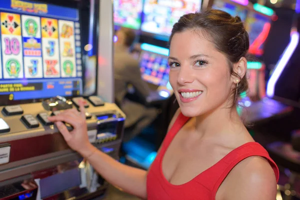 Gilrs Spelar Spelautomater Ett Kasino — Stockfoto