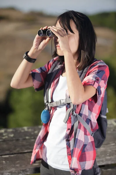 Mujer Con Prismáticos Mujer — Foto de Stock