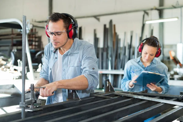 Metaalbewerker Man Vrouw Fabriek — Stockfoto