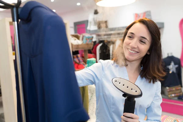 Costurera Chica Planchado Paño Con Hierro — Foto de Stock