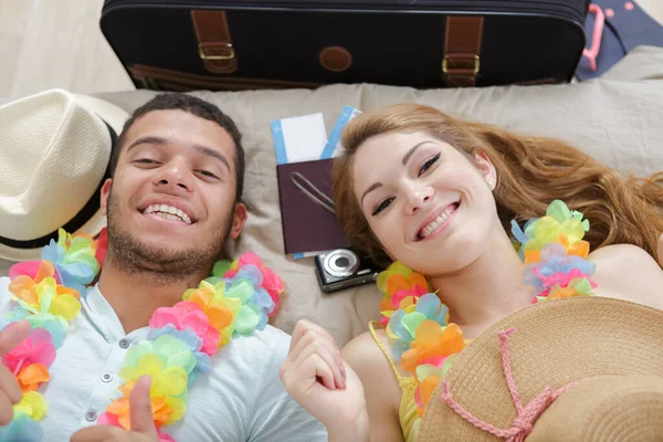 Casal Deitado Sua Cama Alojamento Férias — Fotografia de Stock