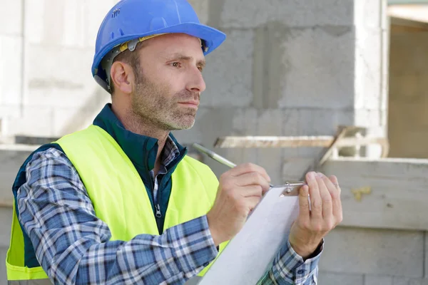 Man Bouwer Schrijven Klembord — Stockfoto