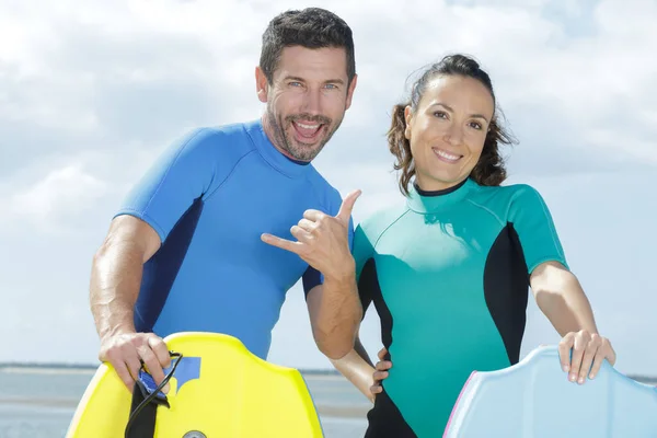 Feliz Pareja Con Boogie Boards Haciendo Colgar Gesto Suelto — Foto de Stock