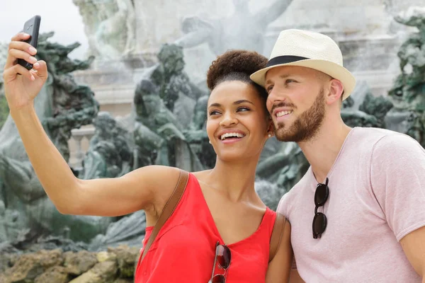 Koppel Gezicht Zien Bestemming Stad Het Doen Van Een Selfie — Stockfoto