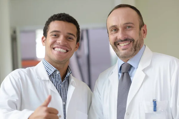 Πορτρέτο Δύο Ευτυχισμένων Γιατρών — Φωτογραφία Αρχείου