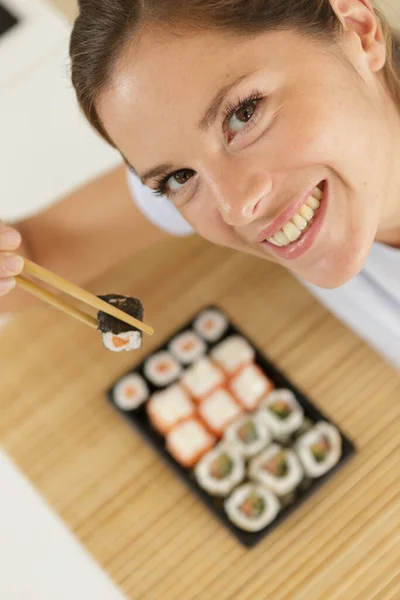 Úhlový Pohled Ženu Sekací Tyčinky Nad Talířem Sushi — Stock fotografie