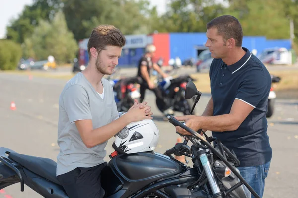 Junger Mann Auf Motorrad Lehrgang — Stockfoto