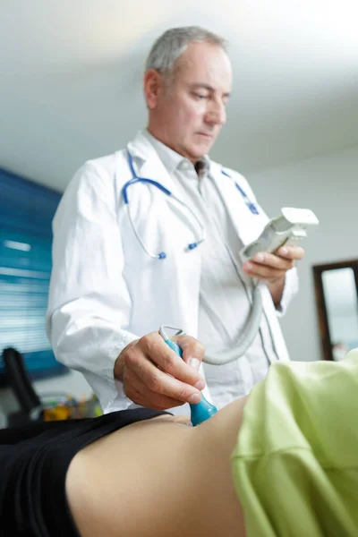 Médico Realizando Ultra Som Nova Mãe — Fotografia de Stock