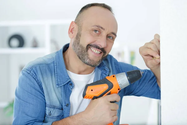 Uomo Parete Perforazione Con Trapano Elettrico Casa — Foto Stock