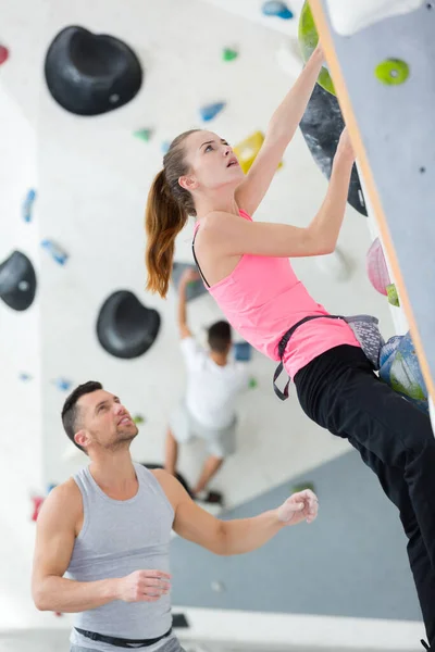 Attractive Woman Climbing Wall Gym — Stock Photo, Image