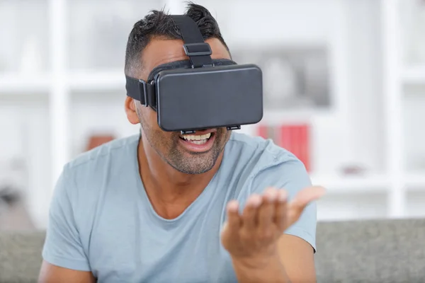 Joven Hombre Moderno Usando Gafas —  Fotos de Stock