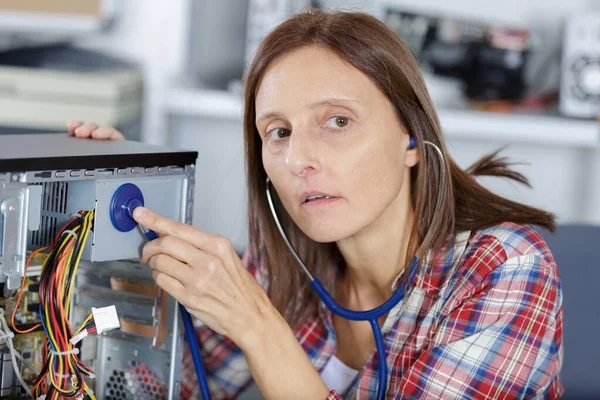 Kobieta Trzyma Stetoskop Naprawy Płyty Głównej Komputera — Zdjęcie stockowe