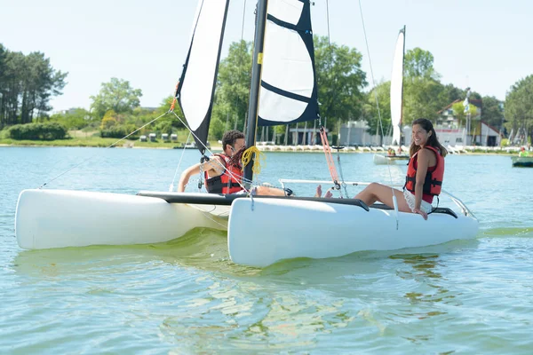 Jong Paar Ontspannen Zeilschip — Stockfoto