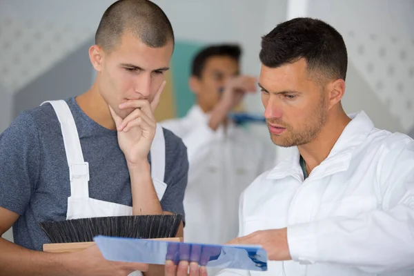 Een Schilder Met Een Leerling — Stockfoto