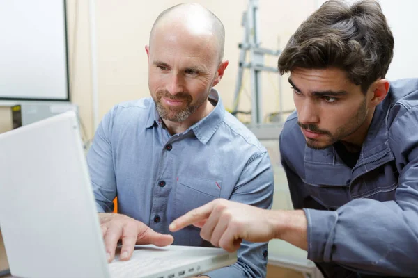 Jongeman Werkt Samen Met Mentor — Stockfoto