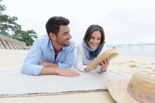 Jovem Casal Namoro Uma Praia — Fotografia de Stock