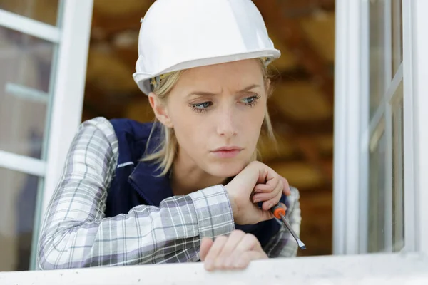 Trabalhador Construção Feminino Focado Usando Chave Fenda Moldura Janela — Fotografia de Stock