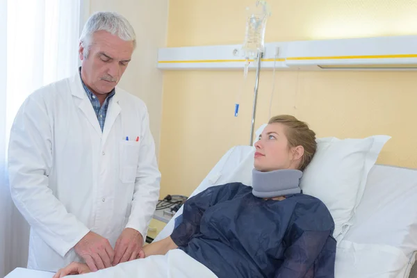 Thérapeute Surveillant Patient Avec Des Orthèses Cervicales — Photo