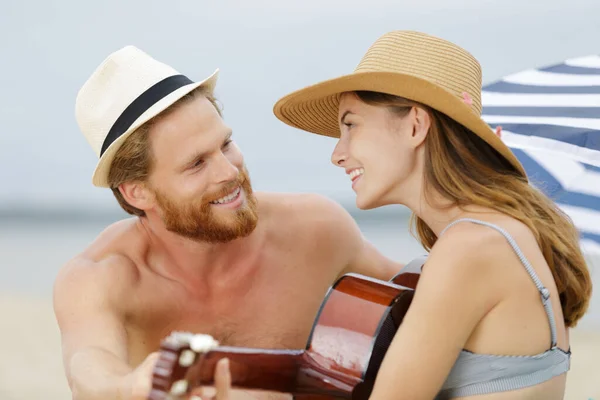 Belo Casal Amoroso Praia — Fotografia de Stock