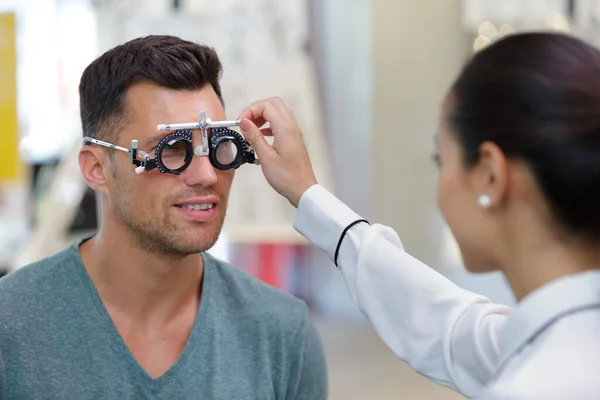 Oftalmólogo Que Mide Visión Ocular Los Hombres — Foto de Stock