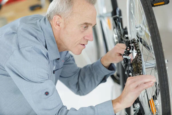 Älterer Mann Repariert Ein Fahrrad — Stockfoto