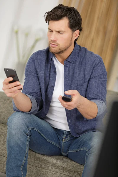 Hombre Sosteniendo Teléfono Inteligente Utilizando Una Aplicación Con Control Remoto —  Fotos de Stock