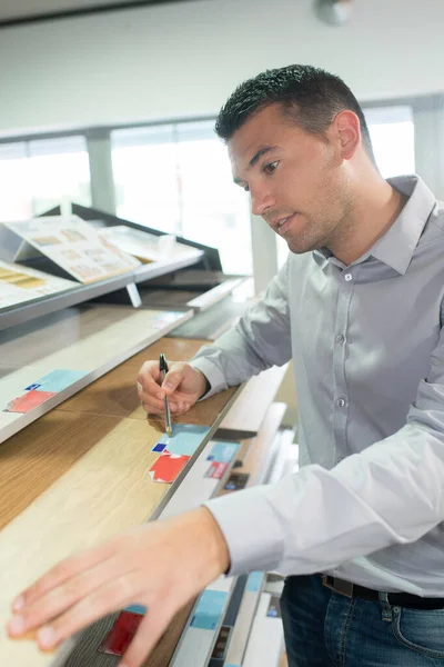 Man Köper Byggträ Diy Butik — Stockfoto