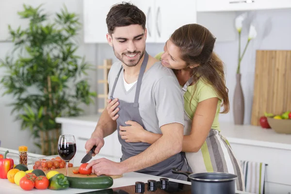 Porträt Eines Fröhlichen Jungen Paares Das Gemeinsam Salat Kocht — Stockfoto