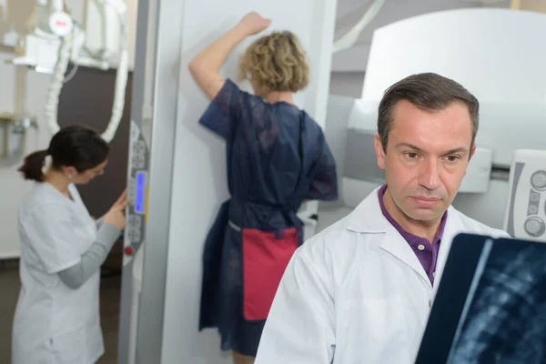 マンモグラム検査のために患者を準備する医師 — ストック写真