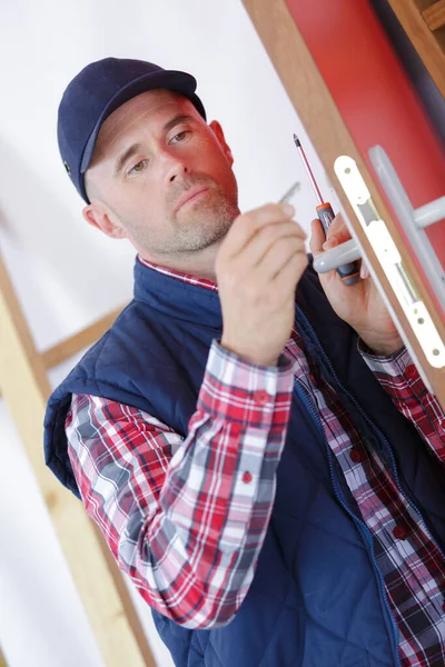 Homem Fixando Uma Fechadura Porta — Fotografia de Stock