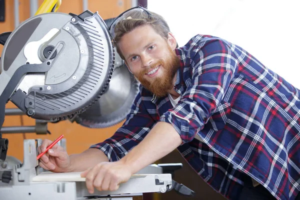 Lycklig Arbetare Med Elektrisk Cirkelsåg — Stockfoto