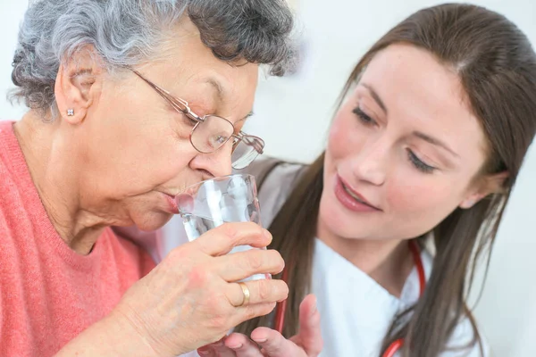 Fragiele Fragiele Volwassen Vrouw Met Pillen Voorgeschreven — Stockfoto