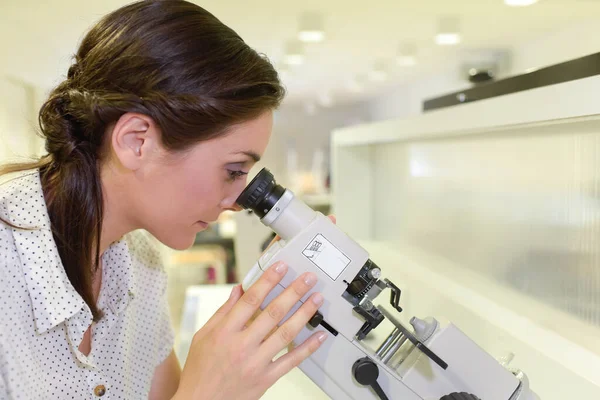 Dokter Vrouw Werken Een Microscoop — Stockfoto